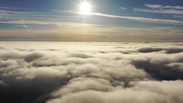 Sobrevolando Las Nubes Frente Sol — Vídeo de stock