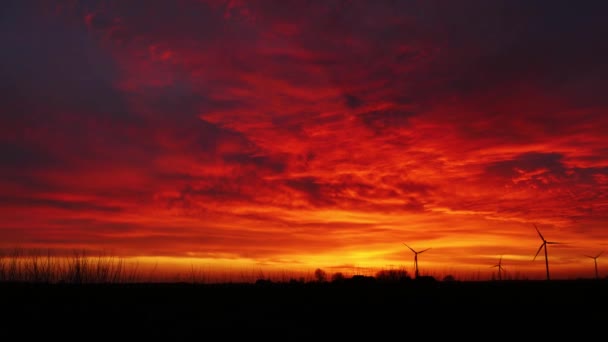 Güzel Güneşli Gün Batımı Bulutlar Rüzgar Enerjisi — Stok video