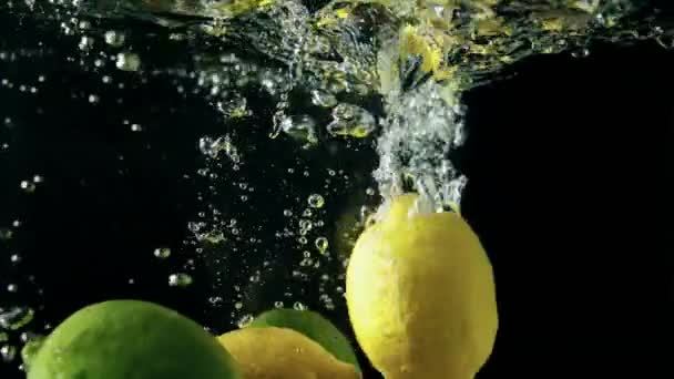 lent mouvement du citron dans l'eau 
