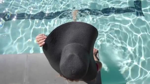 Mujer Joven Sienta Cerca Piscina Sombrero — Vídeo de stock