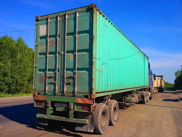 Camião que transporta mercadorias — Fotografia de Stock