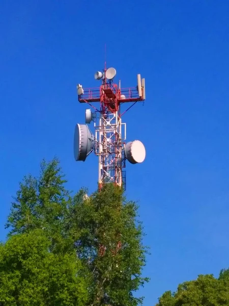 Torre celular alta — Fotografia de Stock