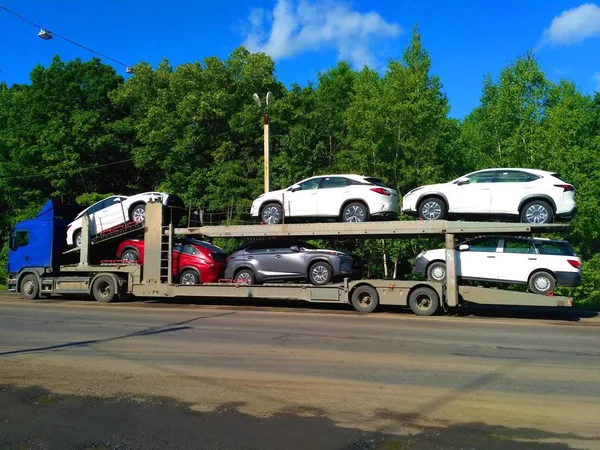 Caminhão de transporte de carro — Fotografia de Stock