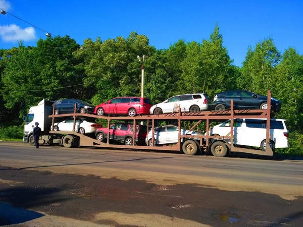 Bil transporter lastbil — Stockfoto