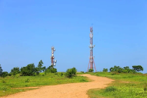 Torre celular alta — Fotografia de Stock