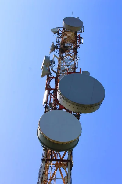 Torre celular alta — Fotografia de Stock