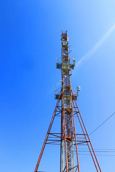 Torre celular alta — Fotografia de Stock