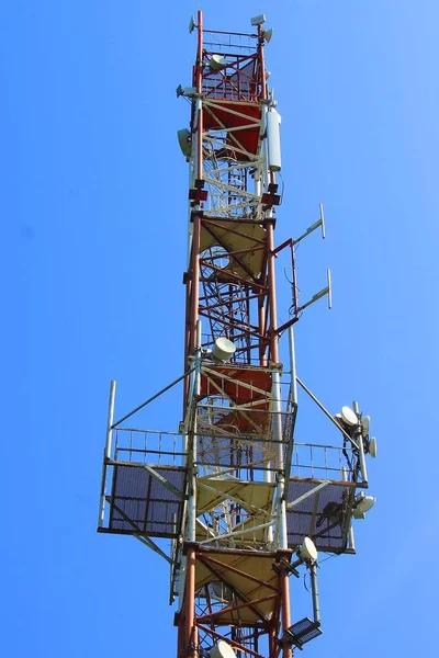 Torre celular alta — Fotografia de Stock