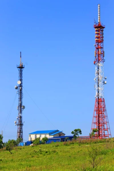 Torre celular alta — Fotografia de Stock