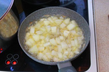 Ürünler bir tavada kızarmış