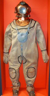 Bir dalgıç su altı takım elbise