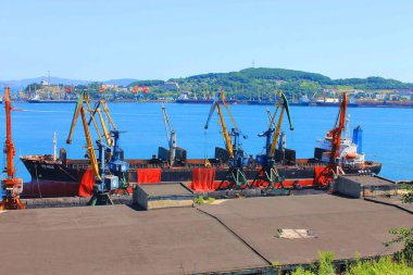 küçük kargo liman