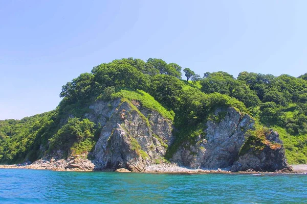 Klippe mit Vegetation — Stockfoto