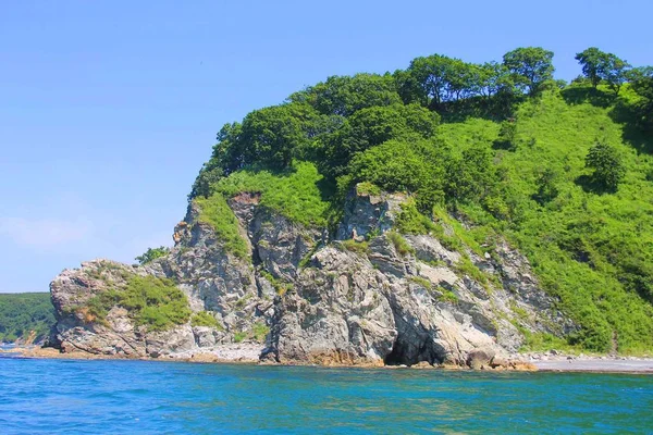 Klippe mit Vegetation — Stockfoto