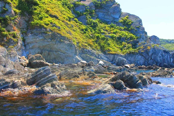 Cliff bitki örtüsü ile