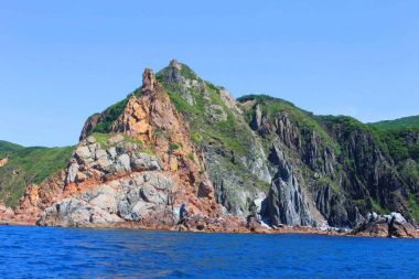 Cliff bitki örtüsü ile