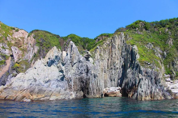 Cliff bitki örtüsü ile