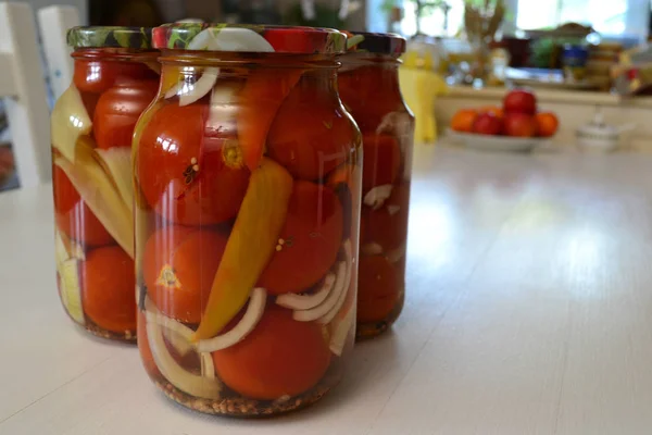 Rode Tomaten Blik Groene Paprika Glazen Potten — Stockfoto