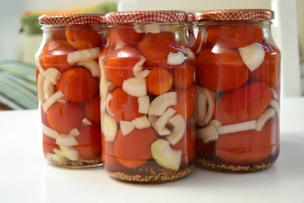 Tomaten Rode Blik Met Uien Glazen Potten — Stockfoto