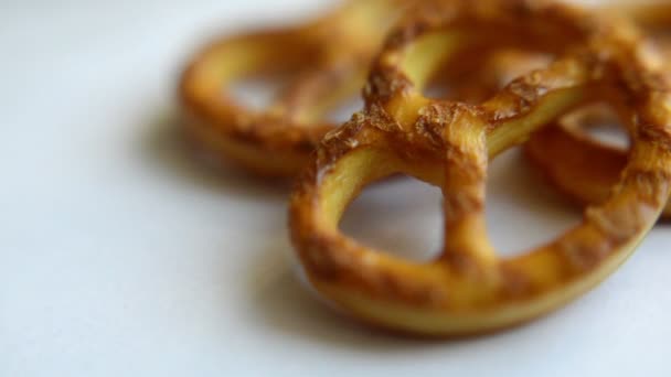 Sal pretzels girando lentamente — Vídeo de Stock