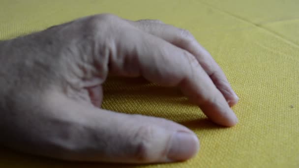 テーブルの上をタップの手 — ストック動画