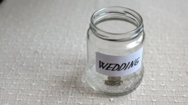 madeni paralarla dolu kavanoz