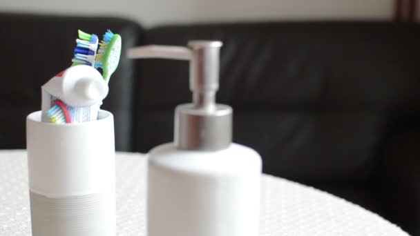 Duas escovas de dentes e uma escova de dentes infantil — Vídeo de Stock