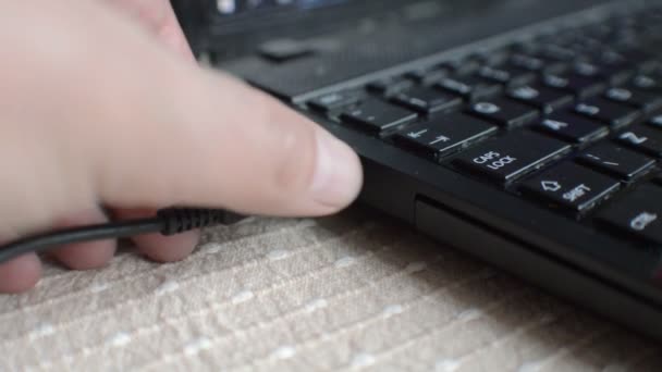 Hand Connect Καλώδιο Usb Στο Φορητό Υπολογιστή — Αρχείο Βίντεο