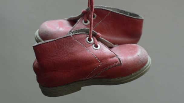 Старая детская обувь — стоковое видео