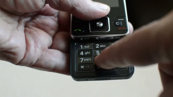 Открытие ностальгического старого мобильного телефона — стоковое видео