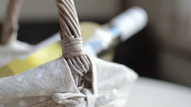  hasır sepet içinde şarap şişesi