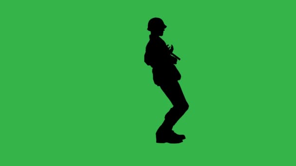 Sylwetka Młodego Żołnierza Hełmie Wojskowym Karabinach Maszynowych — Wideo stockowe