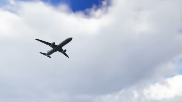 A felhők felett repülő repülőgép — Stock videók