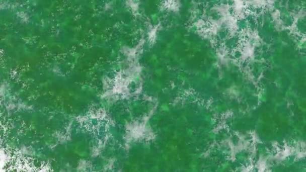 Преломление солнечного света в озерной воде — стоковое видео