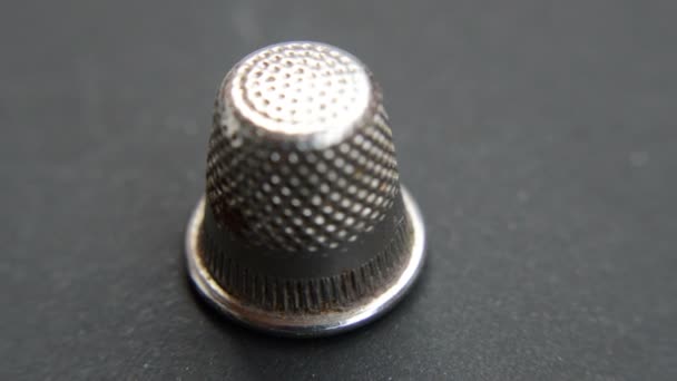 Thimble Para Proteção Dedo Girando Botão Amarelo — Vídeo de Stock