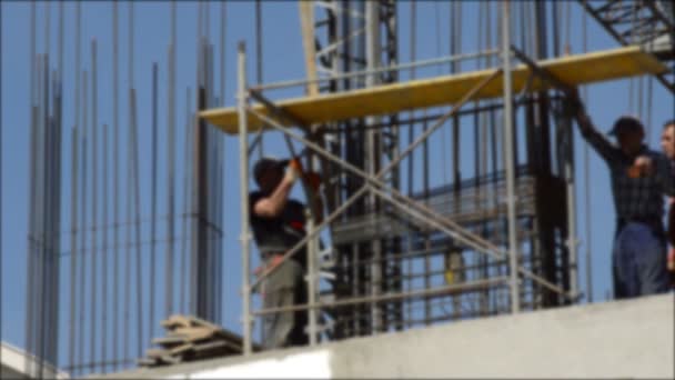 Edificio casa y grupo de trabajadores de la construcción — Vídeo de stock