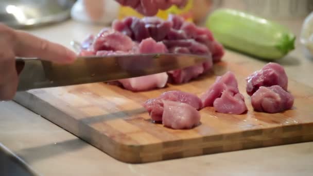Découpe de viande avec un couteau — Video
