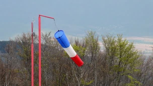 Calcetín Viento Puntero Rojo Azul Blanco Que Indica Fuerza Dirección — Vídeo de stock