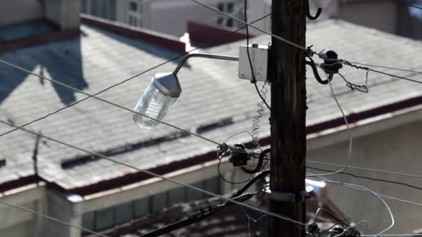 Elektrisk Pelare Trä Med Sladdar Lampa — Stockvideo