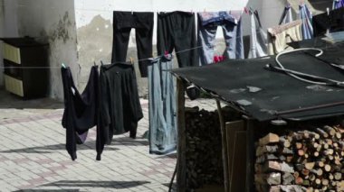 Çamaşırları yıkadıktan sonra bahçeye asmak.