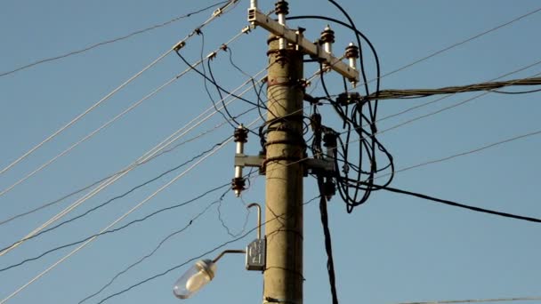 Pilier électrique en béton avec fils et lampe
