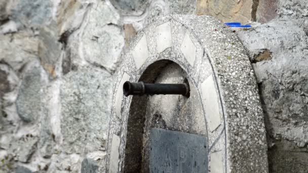 Helder Koud Water Uit Metalen Pijp Fontein Waterplaats Zijaanzicht — Stockvideo