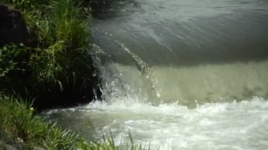 Küçük şelalelere ve doğadaki yeşil bitkilere yakın.