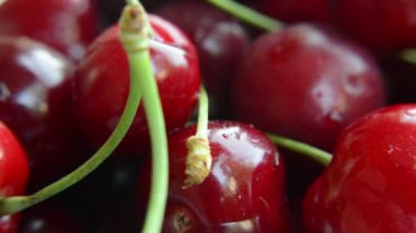 Beyaz zemin üzerinde dönen olgun kırmızı kirazların yakın çekim görüntüsü 