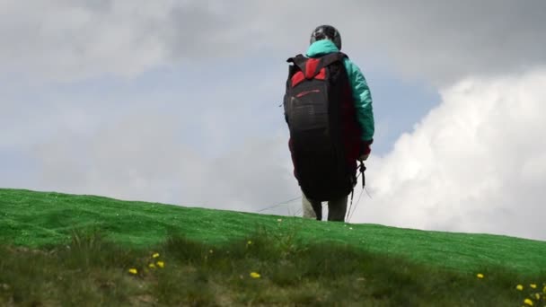 Preparação Parapente Para Decolagem Durante Parapente — Vídeo de Stock