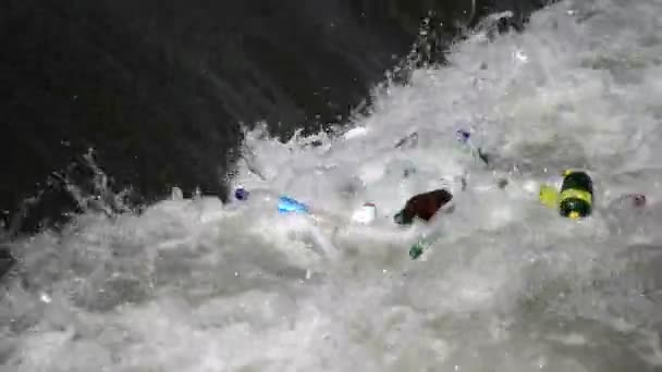 大量的垃圾污染了我们的水域 — 图库视频影像