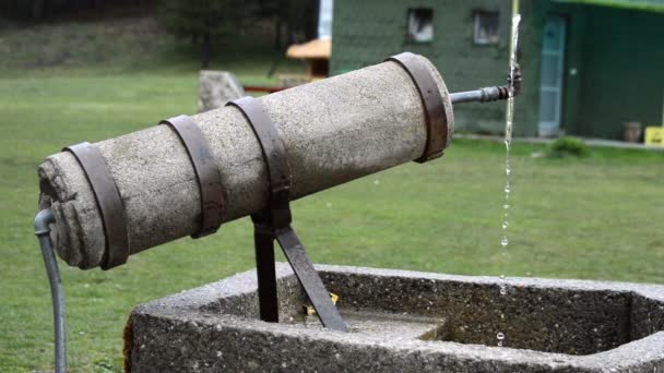 Klares Und Kaltes Wasser Fließt Aus Metallrohr Brunnen Wasserplatz Seitenansicht — Stockvideo