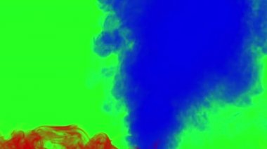 Renkli duman yeşil ekrana karşı uzayda yavaşça süzülüyor. Duman etkisi. Sis etkisi. Duman makinesi
