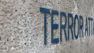 Kelime terör saldırısıyla duvarlara ateş ediyorlar.