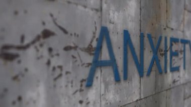 Kelime kaygıyla ateş eden metal duvarı kapat